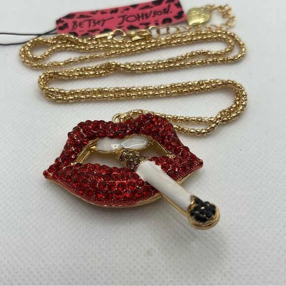 NECKLACE! Betsey Johnson Sexy Red Lips with Cigarette (black tip) BNWT - Picture 3 of 6